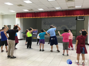 學習成果發表會中，心智障礙學員展現自我，享受表演。（圖／記者黃村杉攝）