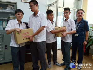 淡水普照寺大愛捐米  成功工商學子受惠