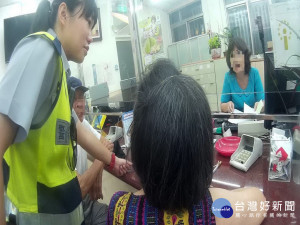 警方和郵局人員阻止老婦人被騙一百八十萬。林重鎣攝