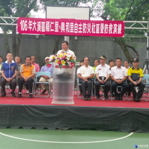 大溪辦社區防災演市長鄭文燦親自主持，為了安撫一旦災害發生，消防局特別安排人員進行表演，希望撫平傷痛。（圖／記者陳寶印攝）
　