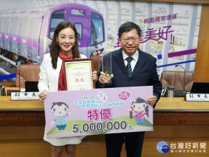 獲得全國唯一「特優」獎項及500萬元獎勵金，客家局長絜安將這份榮譽獻獎桃園市長鄭文燦。