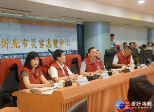 朱立倫市長召開泰利颱風第2次工作會報後，隨即率相關單位首長前往萬里、瑞芳視察復建及疏濬工程。（圖／記者黃村杉攝）