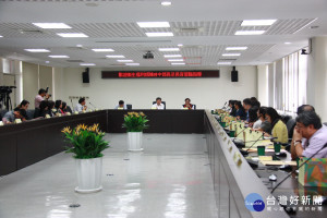 衛福部長陳時中率團隊抵南投縣府聽取業務簡報。（記者扶小萍攝）