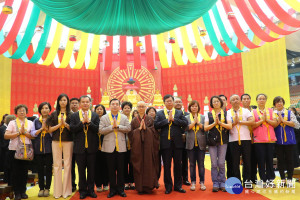 桃園市長鄭文燦、議長邱奕勝府會團隊進入內壇點燈供佛，共同為桃園祈福。