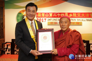 靈鷲山佛教教團開山住持心道法師（右）贈送象徵智慧、交流互動、生生不息的靈鷲山二十四緣寺徽予立法院長蘇嘉全。