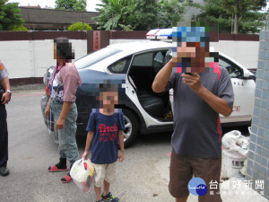 小學童烈日正午路中獨自行走，幸運遇好心路過民眾報警協助護送返家