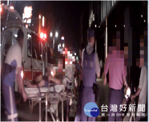 老婦人夜間外出散步身體不適坐路旁，熱心民眾與警消合力積極協助救援