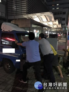 民眾愛車路中拋錨 員警及時協助排除困境