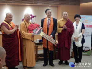 佛教懷仁社會福利慈善事業基金會及普賢寺住持釋宗道法師，由不丹國師及仁波切陪同捐贈2輛復康巴士。（圖／記者黃村杉攝）