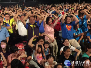 兒童劇團演出擠滿人。林重鎣攝