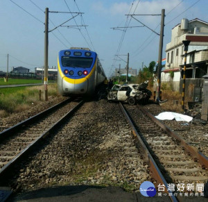 轎車闖平交道遭自強號撞　駕駛拋出車外當場死亡（圖／翻攝自fun臺鐵臉書）