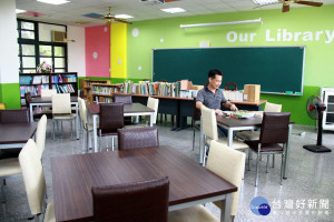 文山國小圖書館經彩繪後煥然一新。（記者扶小萍攝）