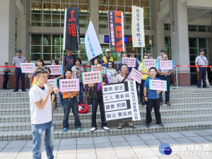 桃園市產總職病認定推動小組與各工業團體代表在桃園市議會大門口「陳情」。