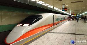高鐵桃園站表示，連續假期返鄉及出國人潮眾多，敬請旅客預先訂位，並多加利用便利商店售票據點。