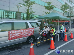 因應空氣品質不良，環保局人員前往重點污染排放工廠進行防制設備查核，全面加強污染源的控管。