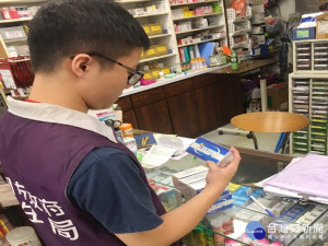 桃園市政府衛生局人員全面進行「金十字胃乳液」下架稽查作業。