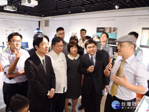 行政院長賴清德在桃園市長鄭文燦等人的陪同中，視察「亞洲‧矽谷」計畫執行中心桃園辦公室。