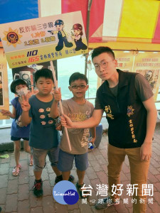 北港警方透過有獎徵答寓教於樂，達到廉政行銷成效，建立全民廉能政治觀念及參與。（記者陳昭宗拍攝）