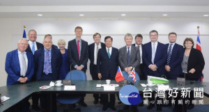 桃園市長鄭文燦在市府接見英國下議院台英國會小組伊凡斯主席代表團。