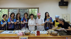 縣長夫人半日志工促銷幼安愛心月餅。（記者許素蘭／攝）