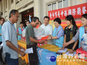  外埔區無極三清總道院主任委員鄭銘輝、大安社會課長柳碧慧與台中

港國際蘭馨交流協會楊紀黎瓊、林月桂、與工作人員、一起忙著致送物

品、紅包給一級低收入戶，現場溫馨洋溢。（記者陳榮昌攝）
