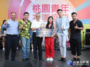 桃青校園之星」由治平高中的王承渲同學奪下總冠軍，市府秘書長李憲明頒發獎金5萬元及第一名獎座。