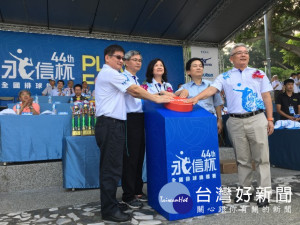 第四十四屆永信盃全國排球錦標賽，二十三日大會長蔡穎吉主持開幕

典禮，三百八十五隊三千選手分列式入會場，場面大、氣勢雄壯。（記者陳榮昌攝）