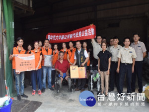 敦泰開發建設公司員工與大甲區公所替代役男團隊，二十四日慰問弱勢

家庭，送物資並協助打掃環境，敦泰企業愛心精神，獲得各界肯定。（記者陳榮昌攝）