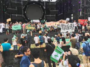 中國大陸選秀節目「中國新歌聲」24日在台灣大學校園舉辦活動，不滿田徑場被毀損及占用，台大學生昨號召進場抗議，加上統派與獨派團體大亂鬥，現場爆發數起衝突，活動被迫取消，甚至有統促黨成員持甩棍將學生打到濺血，引發譁然。（圖 ／翻攝不禮貌鄉民團臉書）