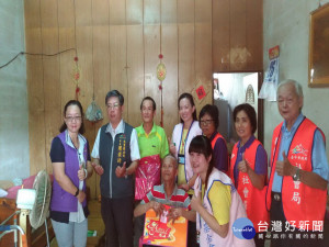 中秋節將到，大里公所慰問獨居老人。林重鎣攝