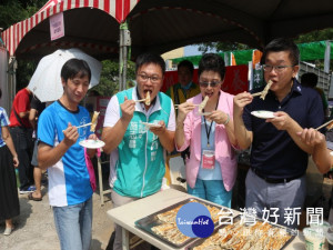 道卡斯青年工作會與知名連鎖鍋貼四海遊龍進行農地契作，立法院副院

長蔡其昌等昨日推應邀參加「芋香豬肉鍋貼」活動，直讚在地食材品質及口味。（記者陳榮昌攝）