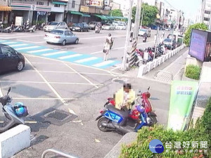 偷手機嫌犯停機車進入學校被錄影。林重鎣攝