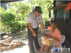 民眾病困山中　警方獲報即時協助就醫