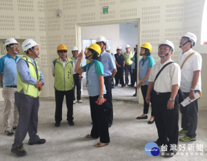 涂市長率隊 查勘國民運動中心及崇文國小老舊校舍整建工程