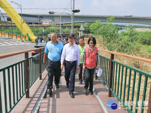 林佳龍視察自行車道。林重鎣攝