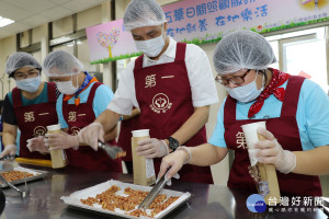 五華日間照顧中心的孩子們邀請市長一起包裝手工花生糖，提前度過愉快的中秋佳節。（圖／記者黃村杉攝）