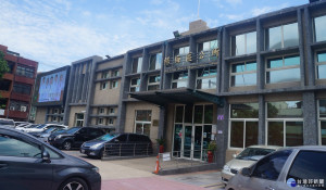 桃園市政府為加速推動楊梅建設，將老舊的楊梅區公所原地重建。