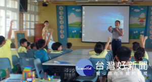 水林警方前往校園宣導交安及反毒、反詐騙之法律常識與責任，避免學子因不諳法律而誤觸法網。（記者陳昭宗拍攝）