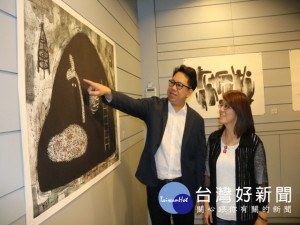 弘光科大首度邀請泰知名版畫藝術家辦個展，五十幅高水準版畫，有著溫暖和快樂的感覺。（記者陳榮昌攝）