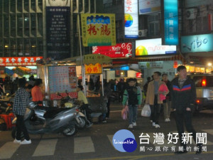 第四十四屆永信盃全國排球錦標賽激戰四天，大甲夜市晚間出現不少

選手遊逛，為地方帶來商機。（記者陳榮昌攝）
