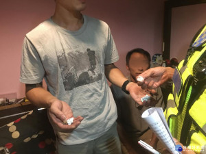 中壢青埔派出所員警在中壢區慈惠一街棟大樓5樓內，查獲3人共同吸食毒品案。

