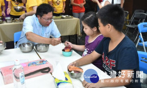 鄭市長也與學童共同享用「惜食料理」