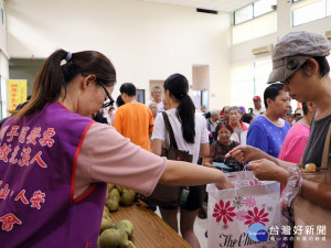 中秋將至，為陪伴寒士提前過節，人安基金會桃園平安站與愛心團體為其過節