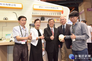 陳副總統親臨中小企業館體驗FLUX Delta+ 多功能 3D 印表機的多項功能。左起經濟部中小企業處組長雷世謙、經濟部次長王美花、副總統陳建仁、政務委員吳政忠、通量三維公司執行長柯軒恩。（圖／工研院提供）