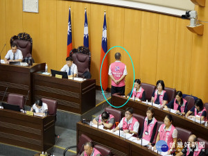 社會局長古梓龍（圖圈起者 ）遭桃園市議員黃婉如「面壁思過」。