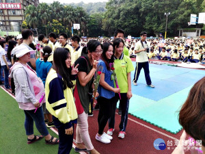 成功工商簡訊傳情謝師恩    同學琅琅書聲換歡歌