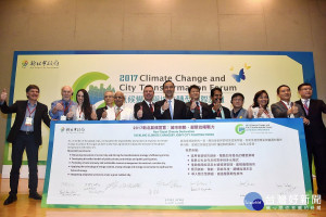 市長朱立倫出席於市府舉行2017 ICLEI東亞區執行委員會議暨因應氣候變遷的城市論壇。（圖／記者黃村杉攝）