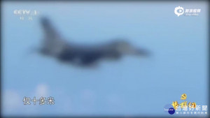 28日中國中央電視台節目《榜樣》，爆出2015年3月30日，共軍2架轟-6K轟炸機飛越巴士海峽時，疑似遭到我國F-16戰機攔截，最近時距離僅10多公尺。對此，國防部不作評論。（圖／截自新浪軍事網）