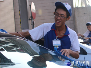 身障青年黃富元，打拚洗車就是要讓家人過好日子。