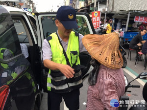 電動車沒電卡路邊　9旬老嫗用日語指引警方協助返家